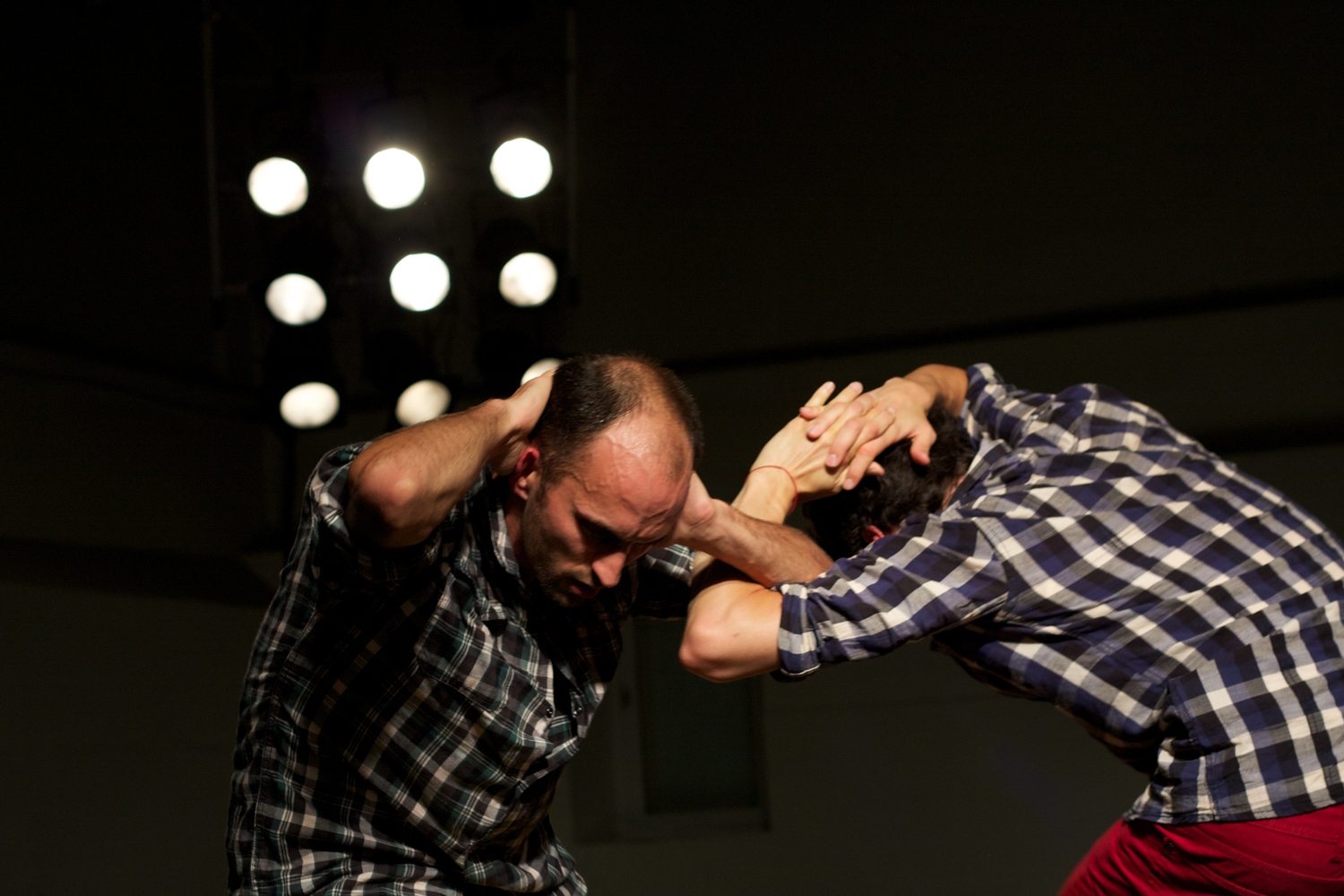 19h > CONSTRUCTIONS / TEILO TRONCY

Le jeune chorégraphe Teilo Troncy choisit l'ancien judoka Miles Siefridt, pour expérimenter dans un duo, les failles émotionnelles de leurs corps d'homme, tapies à fleur de peau. Leur machine gestuelle qui doucement déraille, met progressivement à nu leur être sensible et vulnérable.

Chorégraphie : Teilo Troncy / Interprétes : Miles Siefridt et Teilo Troncy / En co-organisation avec l'OARA / Cette pièce a bénéficié d'une résidence de création au Dansateliers de Rotterdam, et au Cuvier CDC d'Aquitaine avec le soutien de l'iddac / Remerciements au Centre d'Animation Bastide-Benauge ainsi qu'à la Cie Lullaby