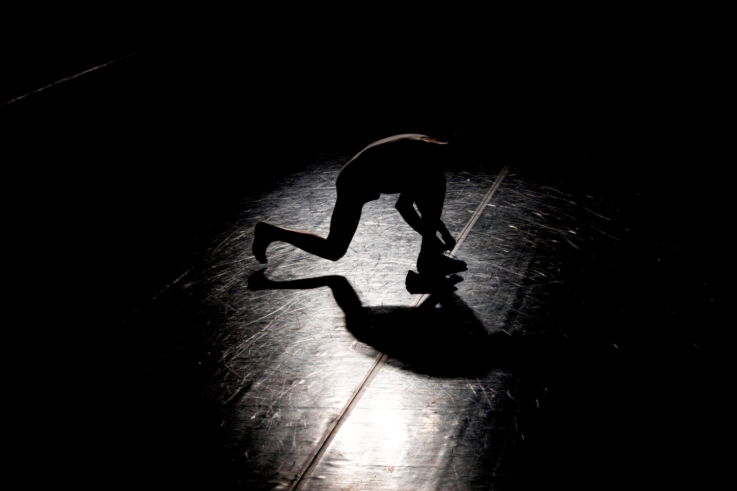 19h > CONSTRUCTIONS / TEILO TRONCY

Le jeune chorégraphe Teilo Troncy choisit l'ancien judoka Miles Siefridt, pour expérimenter dans un duo, les failles émotionnelles de leurs corps d'homme, tapies à fleur de peau. Leur machine gestuelle qui doucement déraille, met progressivement à nu leur être sensible et vulnérable.

Chorégraphie : Teilo Troncy / Interprétes : Miles Siefridt et Teilo Troncy / En co-organisation avec l'OARA / Cette pièce a bénéficié d'une résidence de création au Dansateliers de Rotterdam, et au Cuvier CDC d'Aquitaine avec le soutien de l'iddac / Remerciements au Centre d'Animation Bastide-Benauge ainsi qu'à la Cie Lullaby
